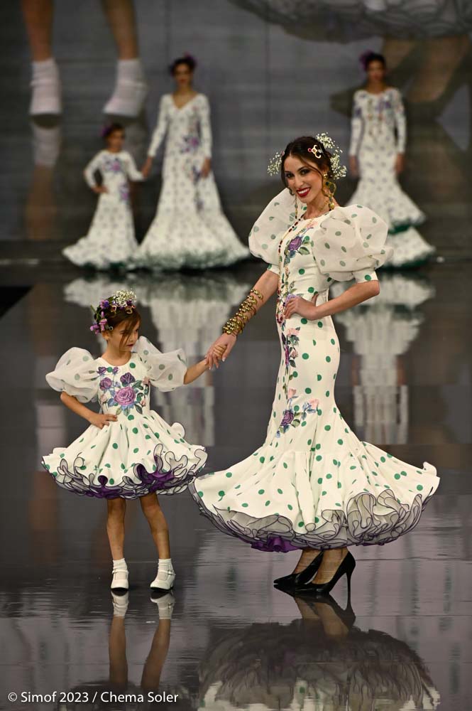 Traje de flamenca para niña blanco con falda de vuelo - Sara de Benítez