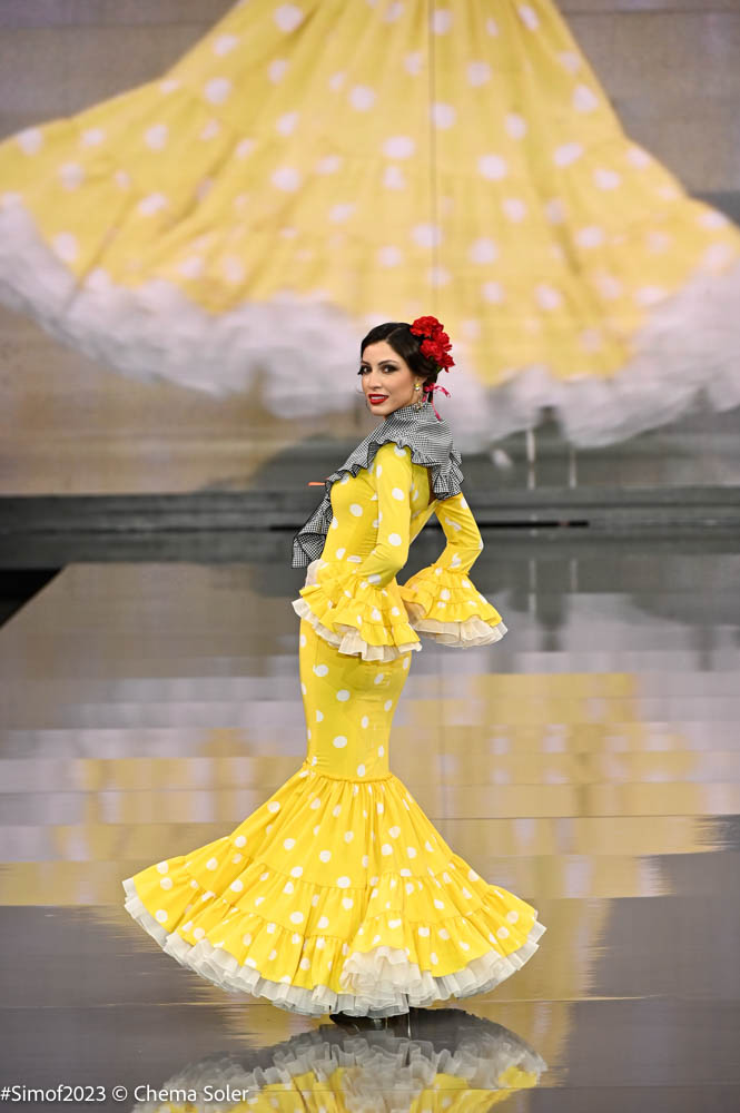 caravana Cuerda Involucrado YOLANDA MODA FLAMENCA "Fieles" Simof 2023 | Moda Flamenca - Flamenco.moda